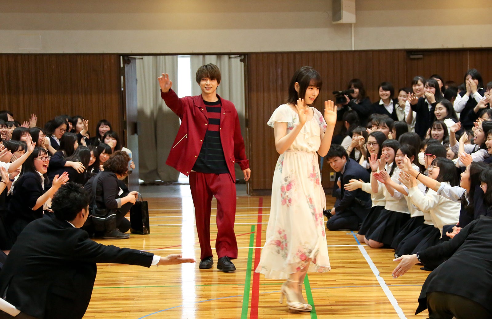 桜井日奈子＆吉沢亮、女子校サプライズ訪問でパニック状態　泣き出す生徒も＜ママレード・ボーイ＞