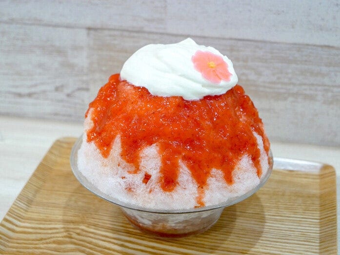 小桃ちゃん（税込1400円）。熱いほうじ茶や水はセルフサービスで（2022年7月13日撮影）