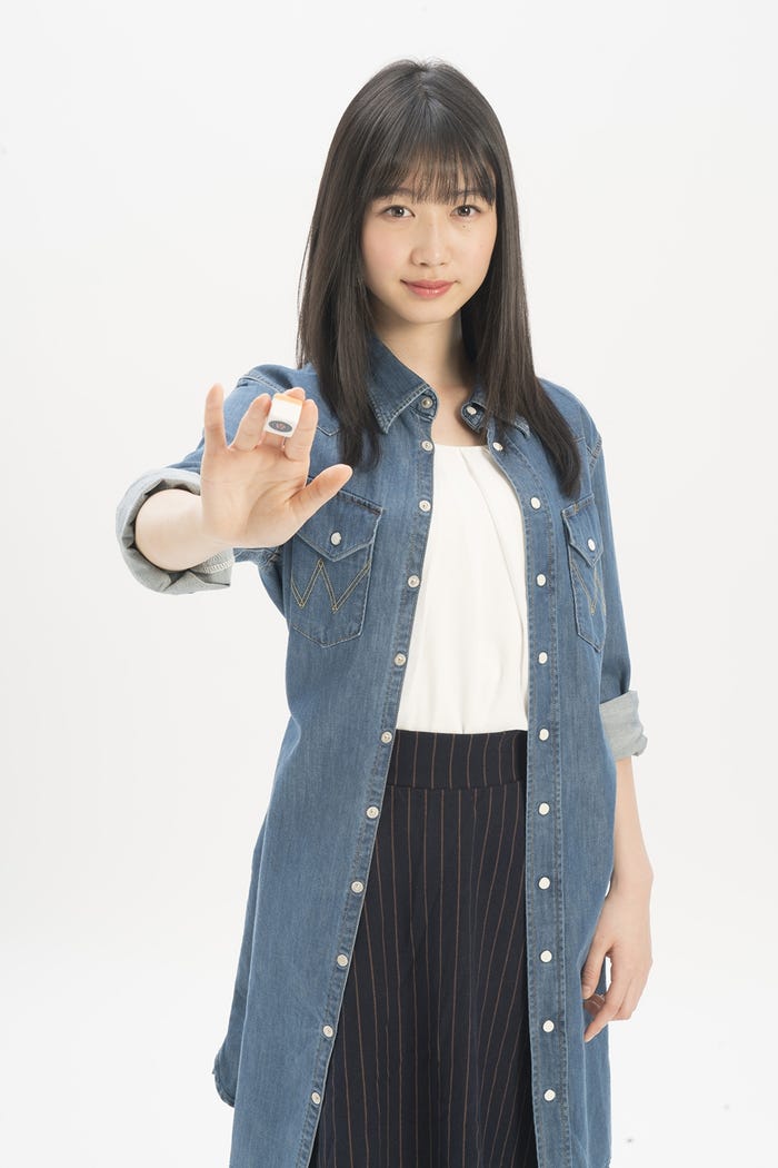 岡本夏美(C)2017花崎圭司・大崎充/竹書房/『aki』製作委員会