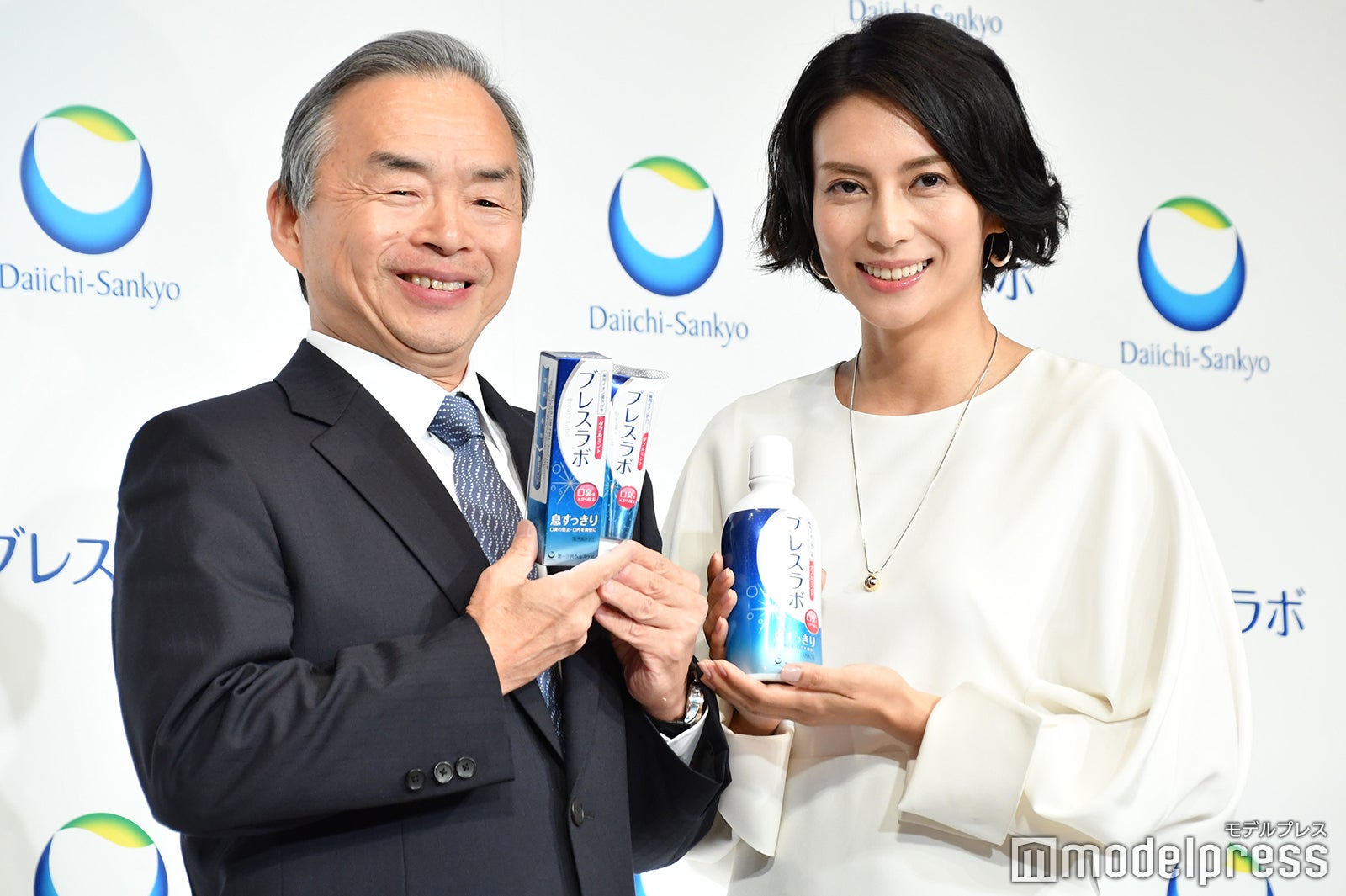 （右）柴咲コウ（C）モデルプレス