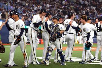 紳士だね！オリックス 身長213センチのジェリーが170センチの森に見せた配慮 チームから愛される新外国人選手の人柄が伝わるワンシーン