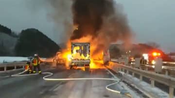 9台からむ事故で2人けが 中国道で7台が全焼 モデルプレス