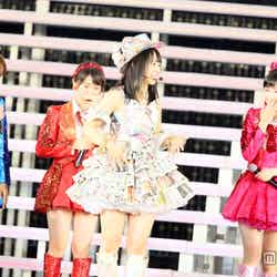 松村香織（中央）／「AKB48 2013 真夏のドームツアー～まだまだ、やらなきゃいけないことがある～」ナゴヤドーム公演初日より（C）AKS