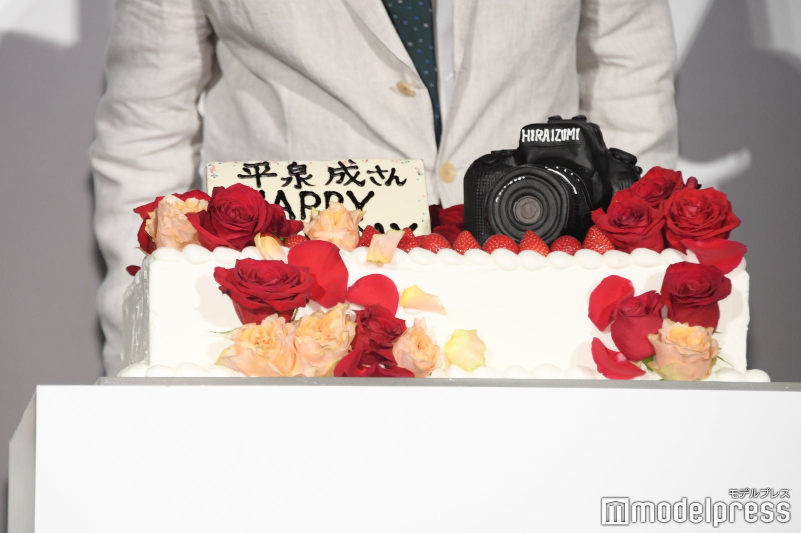 平泉成のサプライズ誕生日ケーキ（C）モデルプレス