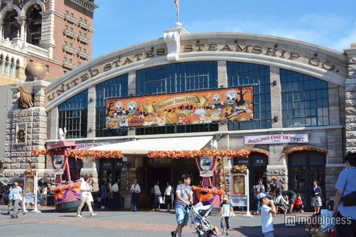 外観「スケルトンのストリートパーティー」の幕がかかる/東京ディズニーシー「セイリングデイ・ブッフェ」