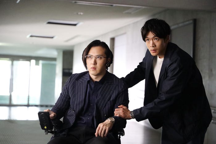 尾上松也、松下洸平/「やんごとなき一族」第10話より(C)フジテレビ