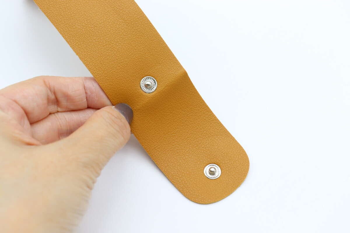 レザー風ジャケットホルダー　ボタンタイプ　ボタン部分