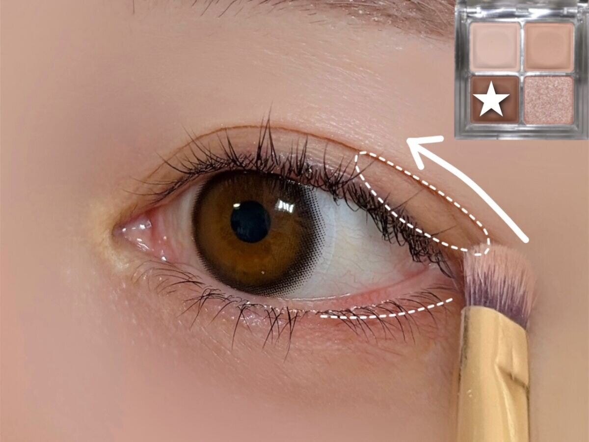 締め色を目尻から黒目の終わりと下まぶたのキワに塗る様子