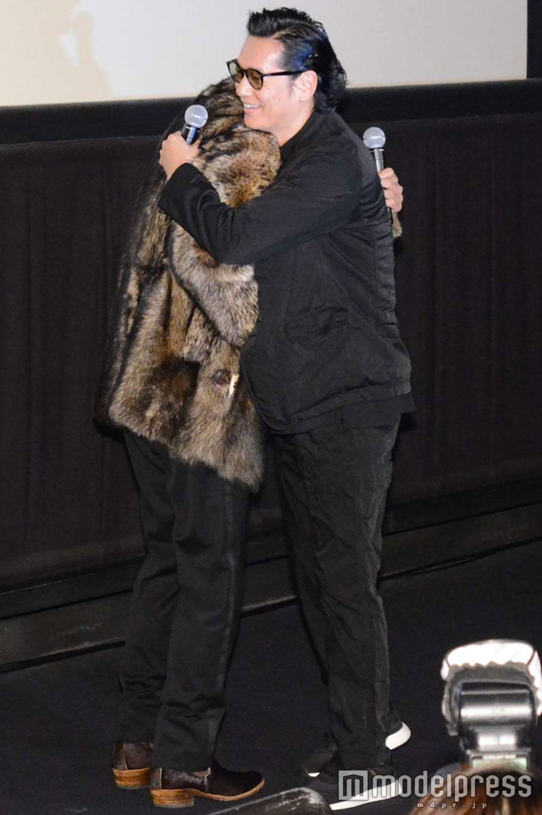 井浦新、EXILE AKIRAと熱い抱擁 （C）モデルプレス