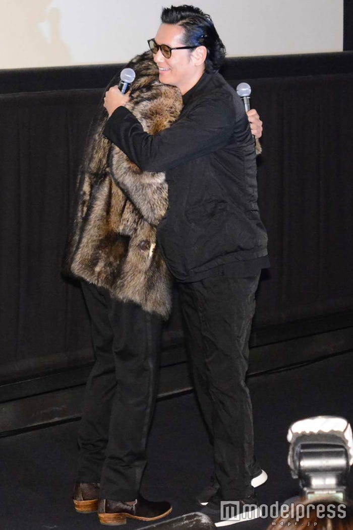 井浦新、EXILE AKIRAと熱い抱擁 (C)モデルプレス