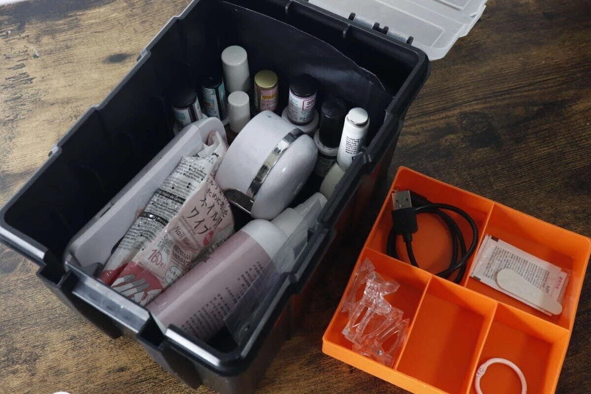 ネイル用品が入った工具箱と仕切り付きトレー