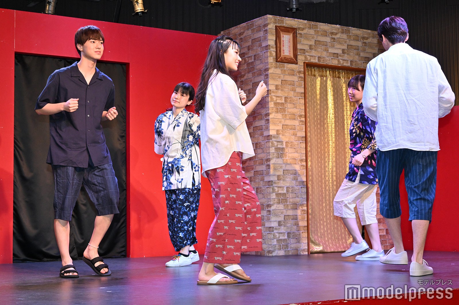 Sean・新井舞良・櫻井佑樹の盆踊りの様子 （C）モデルプレス