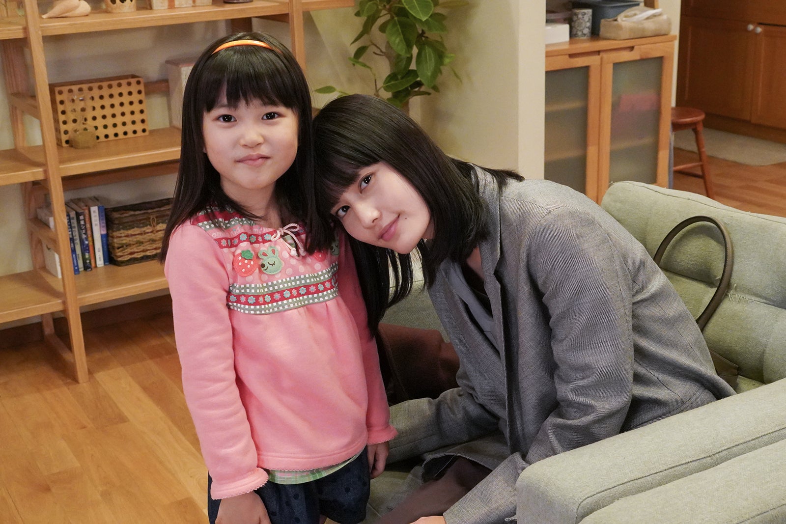 阿部久令亜、橋本愛／Huluオリジナルストーリー「25年前のあなたへ」より（C）日本テレビ