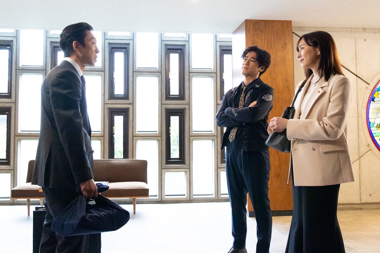 北村有起哉、桐谷健太、比嘉愛未「ケイジとケンジ、時々ハンジ。」第3話より（C）テレビ朝日