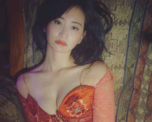 永尾まりや、大胆衣装で豊満美バスト披露