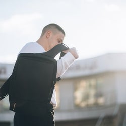 入れたものがすぐ見つかるバックパック!20以上の便利機能付きで、容量も7Lから25Lに拡張できるおしゃれなデザイン