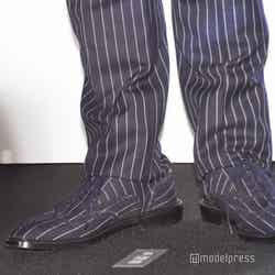 香取慎吾の足元／パンツと靴を同デザインで統一 （C）モデルプレス