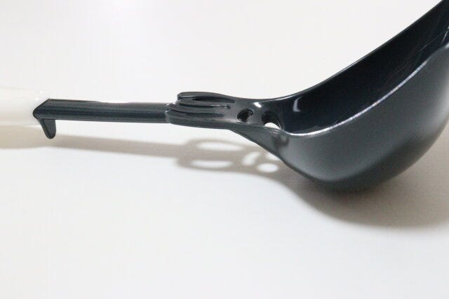 縁がまっすぐなくらげレードル　支え