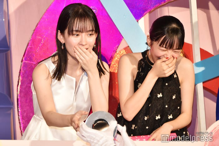 誤ってキャノン砲をフライングしてしまったのでスタッフに交換してもらう畑芽育とそれを見て笑う莉子(C)モデルプレス