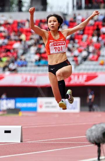 「夫婦共に高めあう2人が素敵」 三笘薫の妻・剱持クリアが6年ぶり日本選手権報告 ダブル花束に「涙飛び出た」 SNS「めちゃくちゃカッコ良かった」