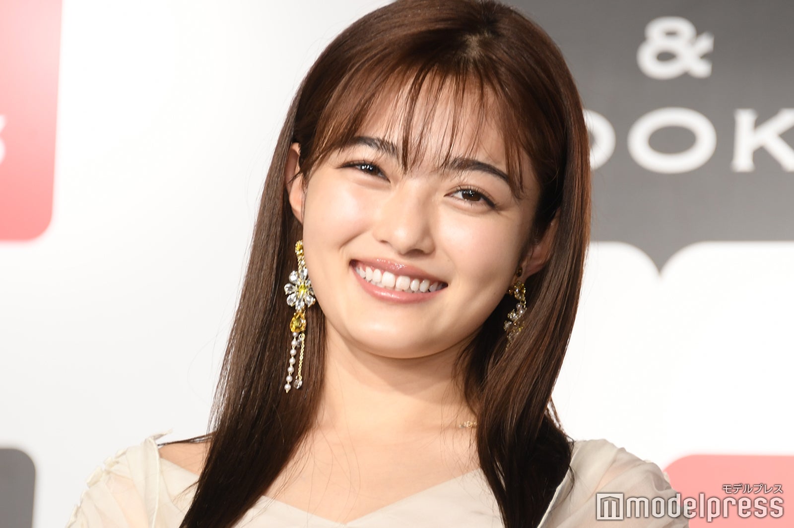 “太眉カット”話題の井上咲楽、美ヒップちらり 水着透けるワンピ姿で登場 “気になる人”との関係にもコメント＜さよならMAYUGE＞