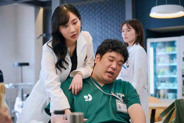 ファーストサマーウイカ、岡崎体育「19番目のカルテ」第7話(C)TBSスパークル/TBS(撮影:加藤春日)