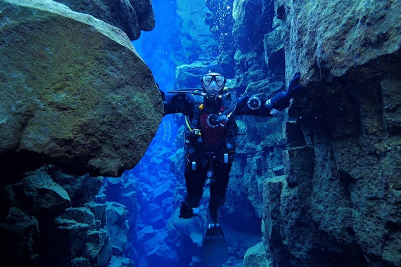 氷河の解け水が生み出した極寒の泉でダイビングを体験する二階堂ふみ（C）TBS