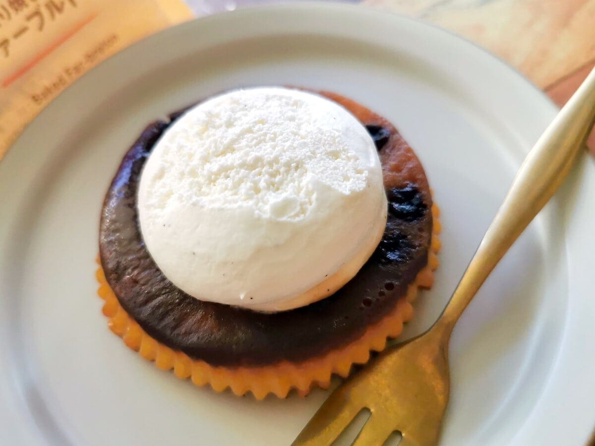 飴生地のシャリッとした食感が小気味よいアクセントに