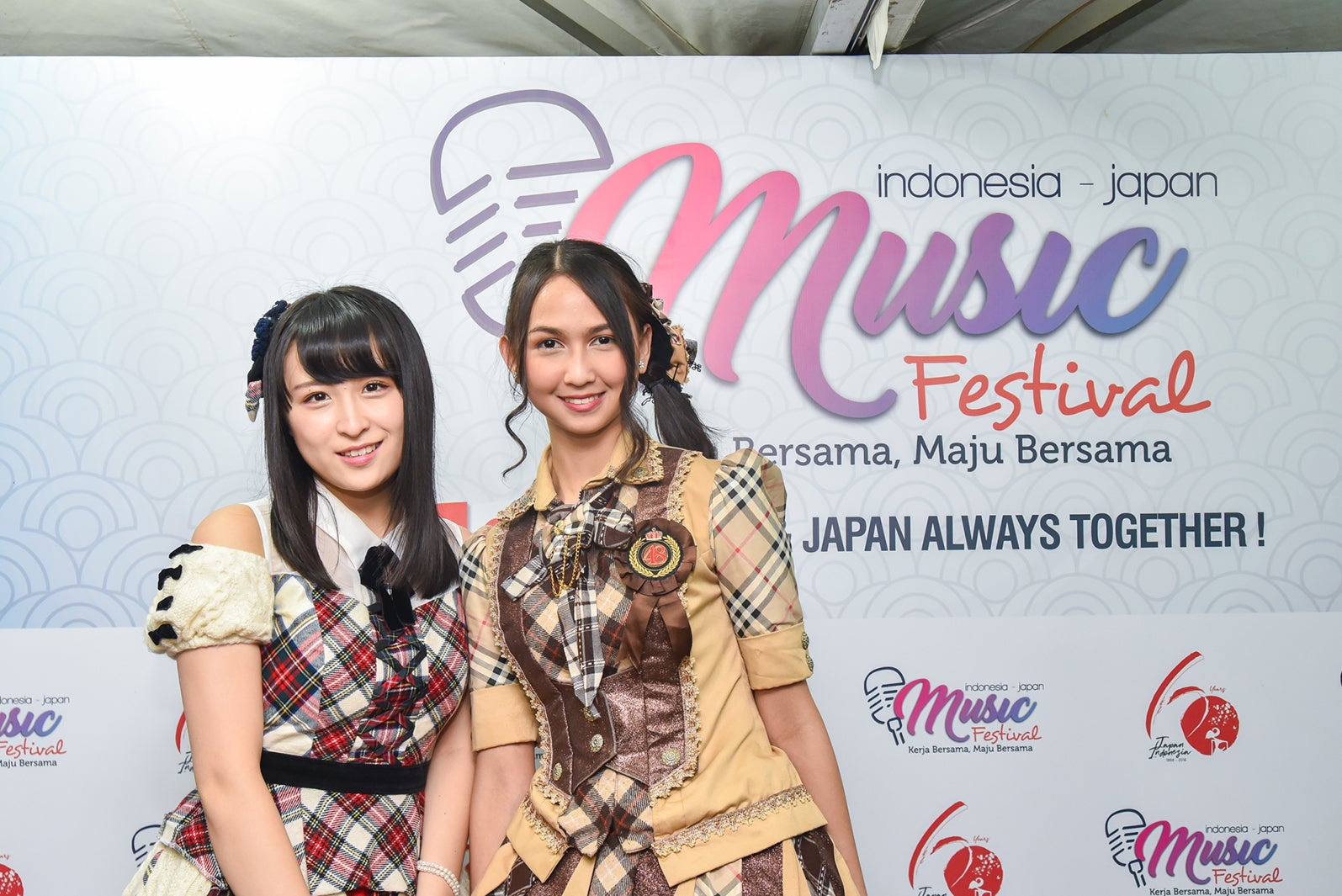 （左から）AKB48川本紗矢、JKT48ステファニー・プリシラ・インダルト・プトゥリ（C）AKS／（C）JKT48 Project