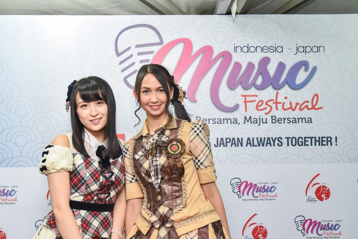 (左から)AKB48川本紗矢、JKT48ステファニー・プリシラ・インダルト・プトゥリ(C)AKS/(C)JKT48 Project