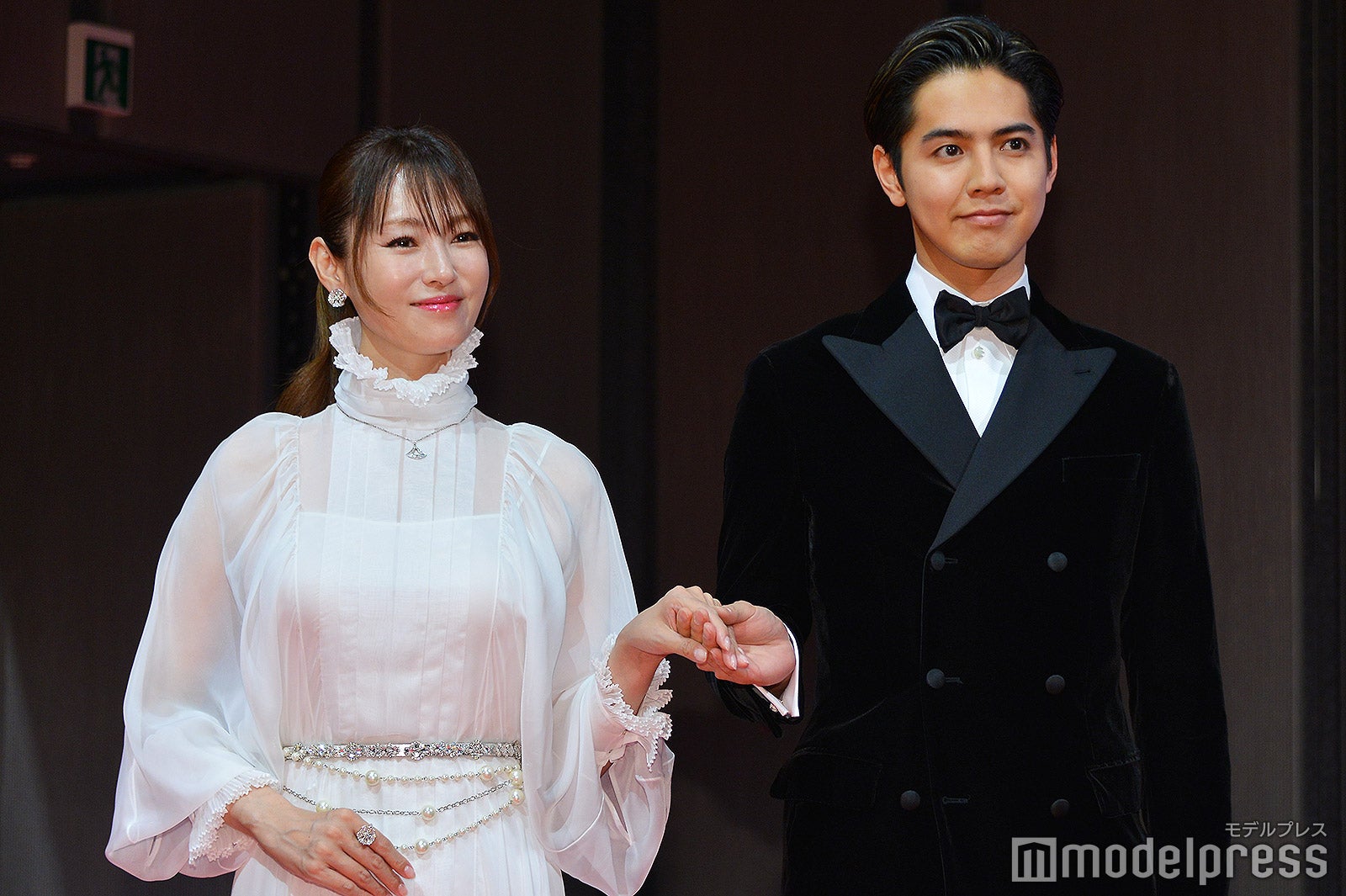 深田恭子をエスコートする片寄涼太（C）モデルプレス