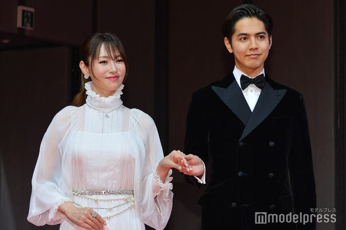 深田恭子をエスコートする片寄涼太(C)モデルプレス