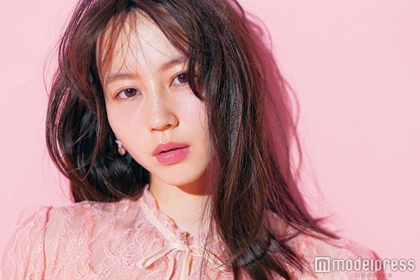 “ロマンチック”なスタイルでピンクメイクが色っぽい堀北真希/画像提供:主婦と生活社