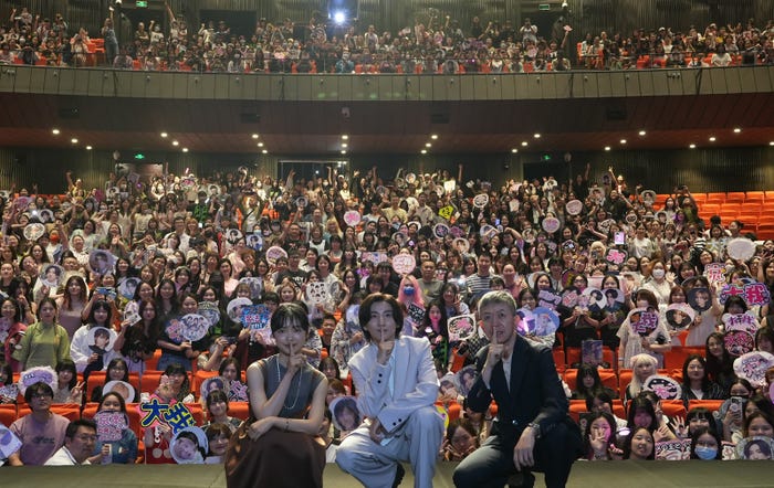 古川琴音、京本大我、河合勇人監督(C)2024「言えない秘密」製作委員会