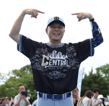 中日 大野雄大がえっ！？阪神のユニホームで球場入り 宿舎に未着のハプニング発生 満面笑みで球団ロゴ指さし「夢かないました」「ええ感じにタイガースのユニホーム着られた」