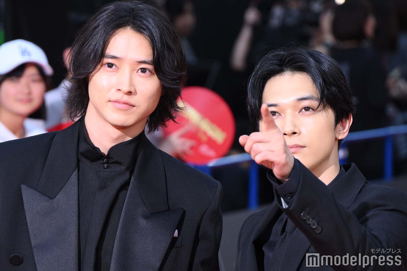 カメラを探す時もいちいちかっこいい山崎賢人、吉沢亮（C）モデルプレス