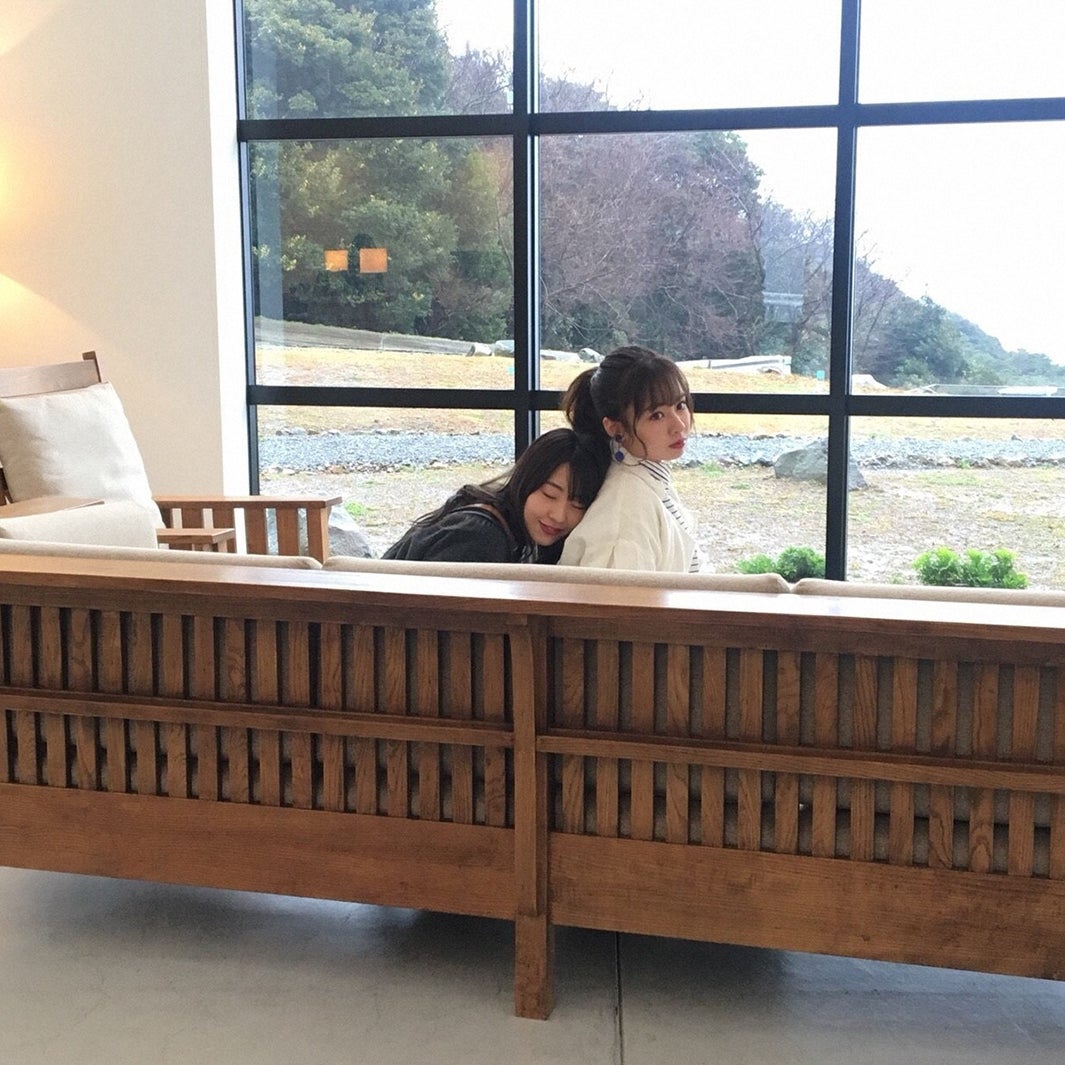 （右から）山田菜々＆藤江れいな（C）TBS