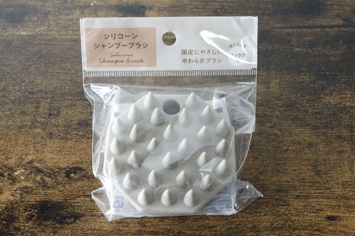 セリアのシリコーンシャンプーブラシがパッケージに入っている