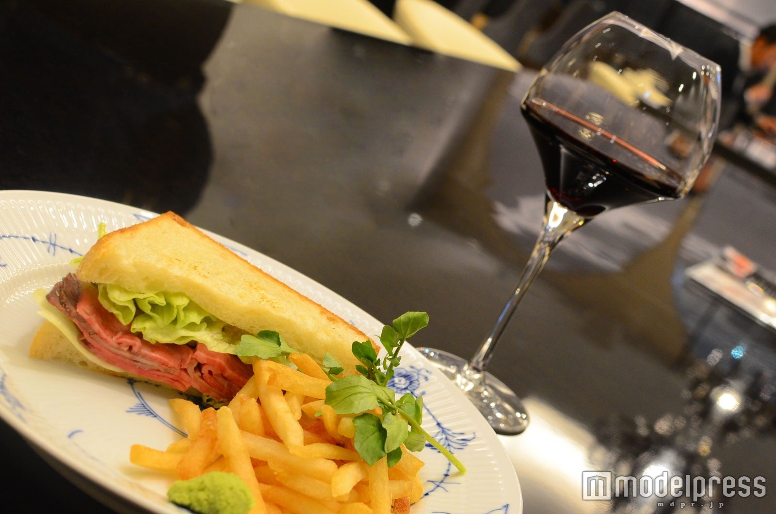 お酒が飲める初のタリーズオープン 和牛サンド＆ワインで贅沢な時間を＜体験レポ＞