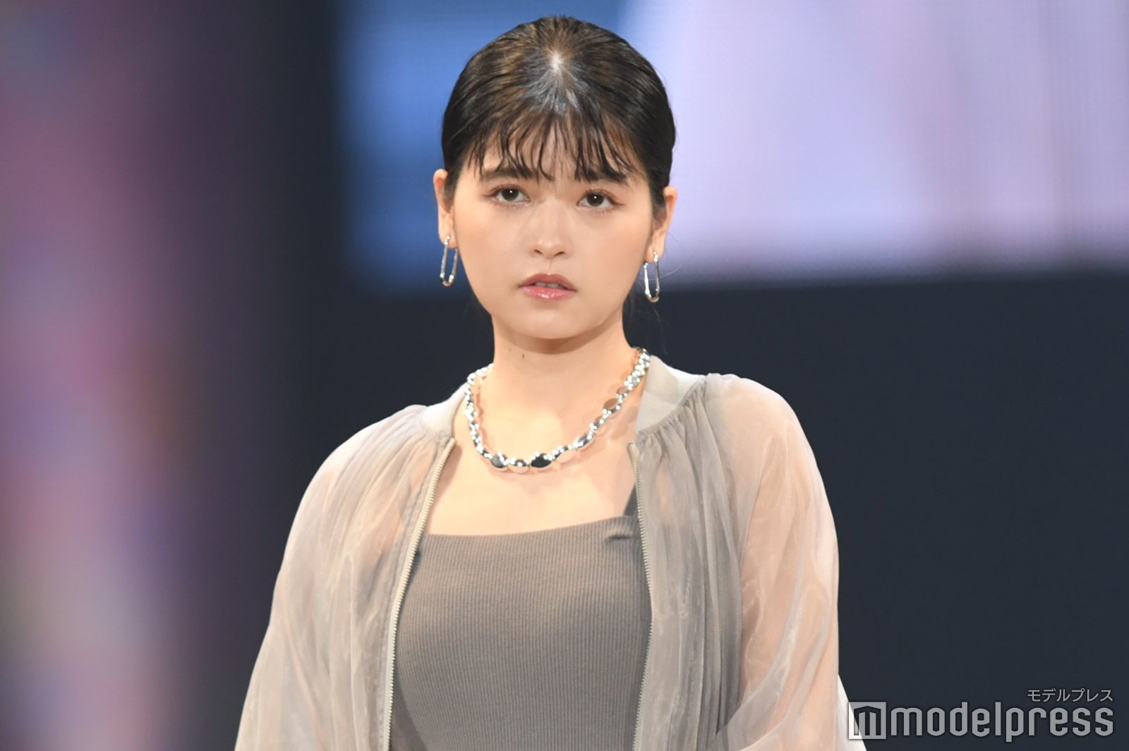 景井ひな、ほっそり二の腕際立つ透けブルゾン姿【札幌コレクション2024SS】