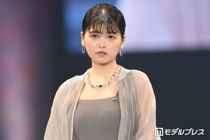景井ひな、ほっそり二の腕際立つ透けブルゾン姿【札幌コレクション2024SS】