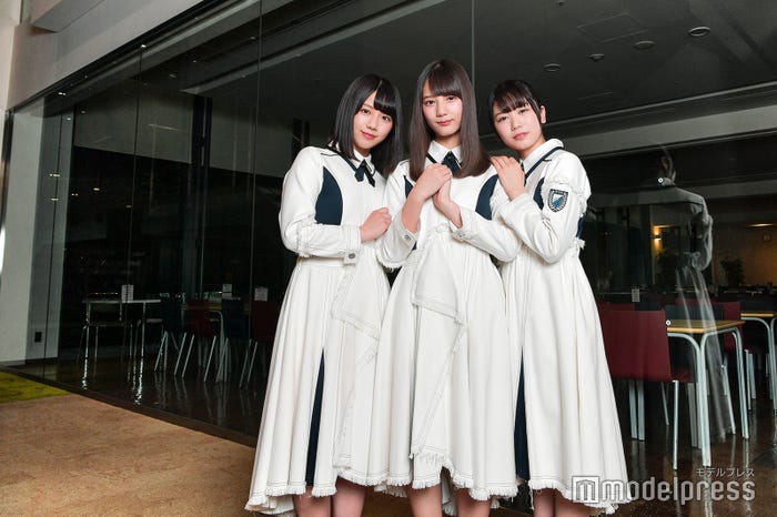 左から:渡邉美穂、小坂菜緒、丹生明里(C)モデルプレス