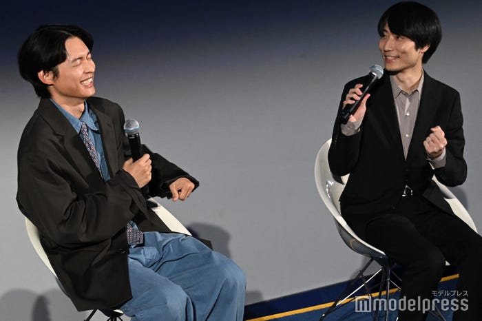 奥山由之監督(右)の話に爆笑する松村北斗(C)モデルプレス