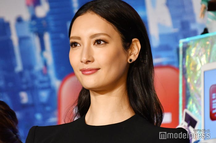 シャープな眉やハッキリとしたアイメイクが印象的な菜々緒(C)モデルプレス