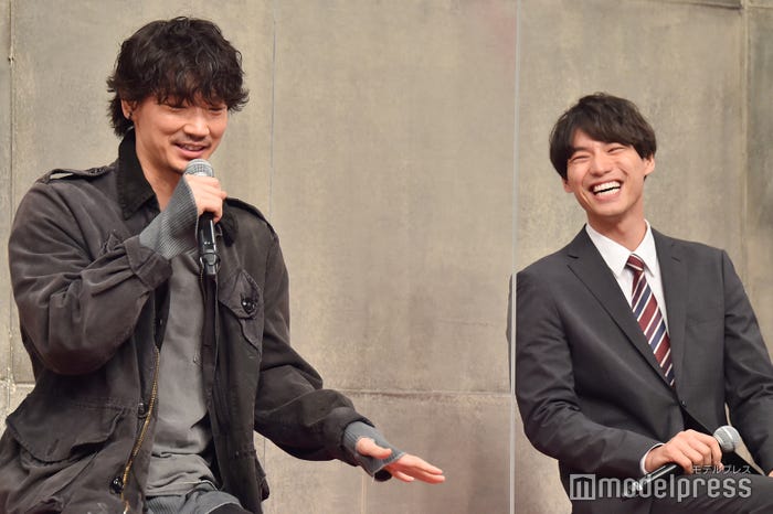 “ふわふわのサクサクした甘いお菓子”について語る綾野剛、福士蒼汰 (C)モデルプレス