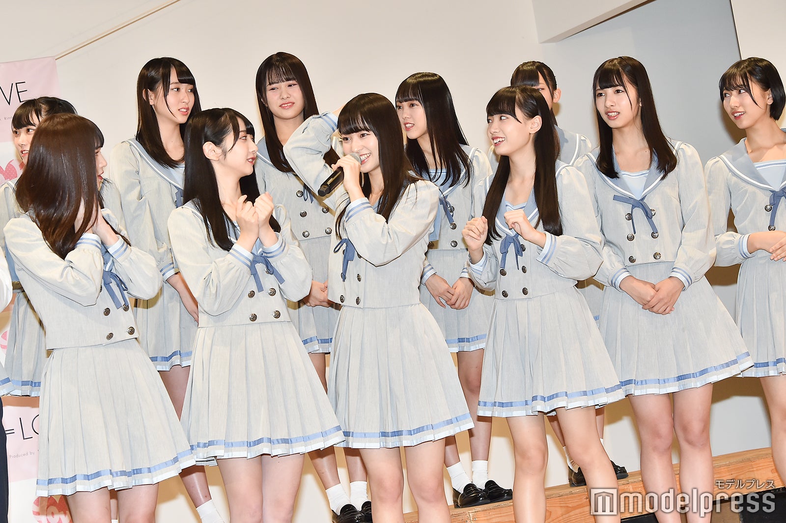 回答する冨田菜々風 （C）モデルプレス