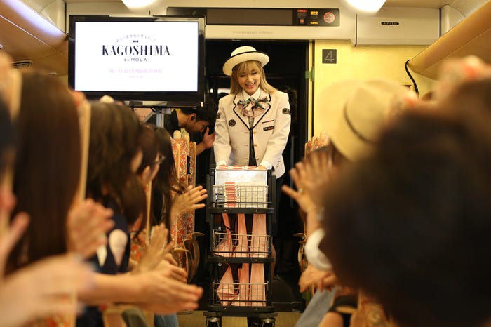 “客室乗務員”ローラがファンひとりひとりに和菓子を手渡し