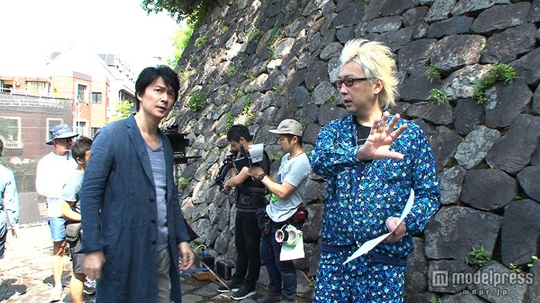 （左から）福山雅治、監督の箭内道彦氏／新TVCM「10年先の自分になる」篇 メイキングより