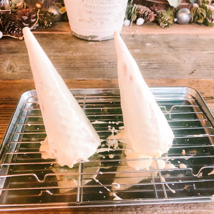 手順3:ホワイトチョコレートをコーンにまんべんなく塗る/画像提供:柏原歩