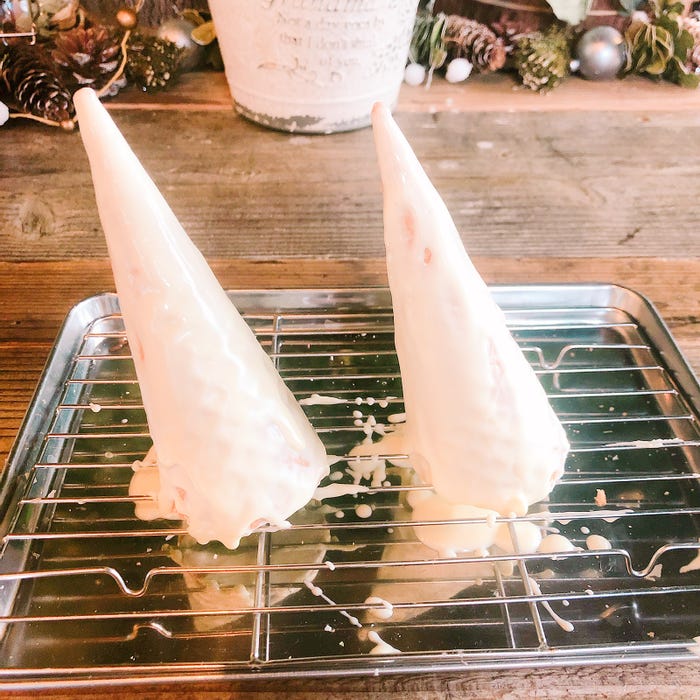 手順3:ホワイトチョコレートをコーンにまんべんなく塗る/画像提供:柏原歩